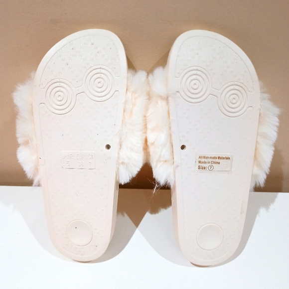 Like New 🌷 Wild Diva Women's White Faux Fur Flat Slides - Picture 16 of 16